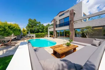Şehir merkezine yakın satışta Hisarönü'de lüks villa